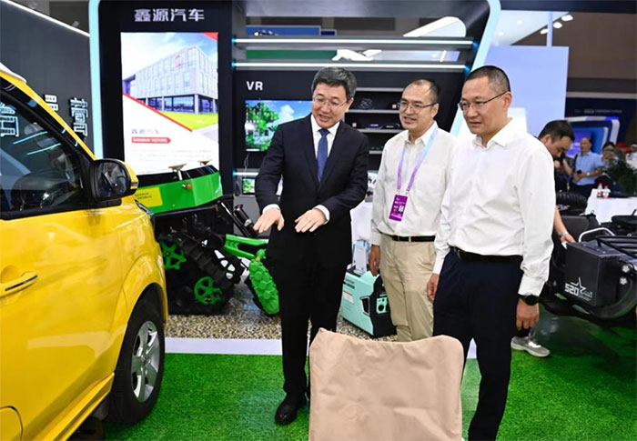 涪陵區(qū)委書記、區(qū)長親臨2023智博會(huì)鑫源汽車展臺(tái)